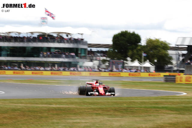 Foto zur News: Denn in den letzten drei Runden spielen sich um Ferrari wahre Dramen ab. Zuerst kommt Räikkönen mit (gar nicht mehr so) schleichendem Plattfuß an die Box und verliert Platz zwei an Bottas und Vettel. Versteckte Stallorder? Doch dann wird plötzlich auch Vettel mit Reifenschaden links vorne langsam! Der Deutsche fällt auf P7 zurück.