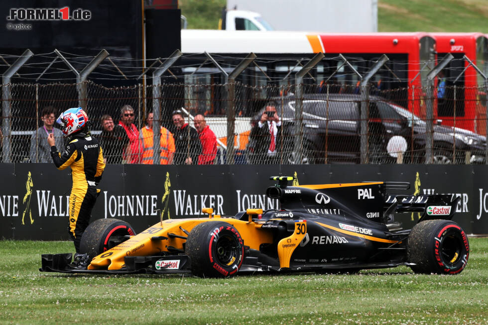 Foto zur News: ... angeblich könnte er schon in Ungarn im Renault sitzen. Und zwar statt Jolyon Palmer, bei dem zum Unvermögen auch noch Pech hinzukommt. Ausgerechnet beim Heim-Grand-Prix rollt er nach solidem Qualifying schon in der Aufwärmrunde aus. Das Startprozedere muss unterbrochen werden, es gibt eine zweite Aufwärmrunde.