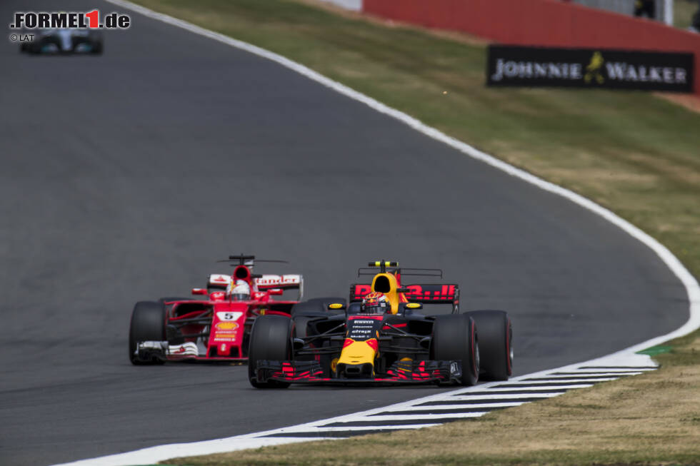 Foto zur News: In der 13. Runde reißt Vettel der Geduldsfaden: Weil sein Rückstand auf Hamilton auf über zehn Sekunden angewachsen ist, schert er vor Stowe neben Verstappen aus ...