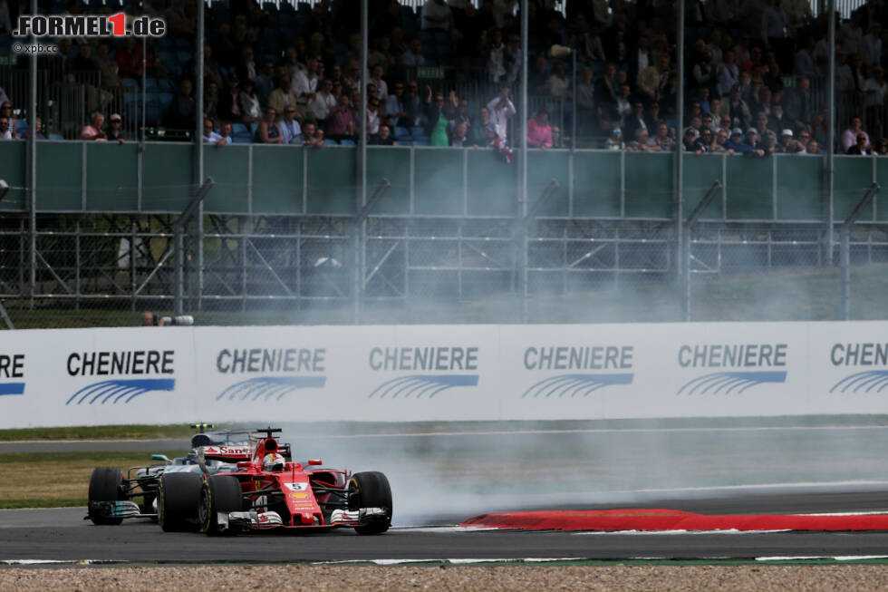 Foto zur News: Mit den um 14 Runden frischeren und weicheren Reifen vernichtet Bottas innerhalb von neun Runden 5,5 Sekunden Rückstand auf Vettel. Der kann den ersten Angriff noch abwehren, allerdings nur mit stehenden Rädern. Beim zweiten schlüpft der Mercedes-Finne durch. Eine Situation mit Folgen?