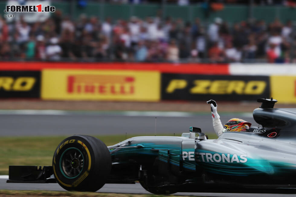 Foto zur News: Silverstone bebt: Hamilton gewinnt den britischen Grand Prix und verkürzt den Rückstand in der WM nach dem dramatischen Finale auf einen einzigen Punkt. Spannender könnten die Voraussetzungen bei Halbzeit kaum sein. Und selbst Bottas liegt mit 23 Zählern Rückstand in Reichweite.