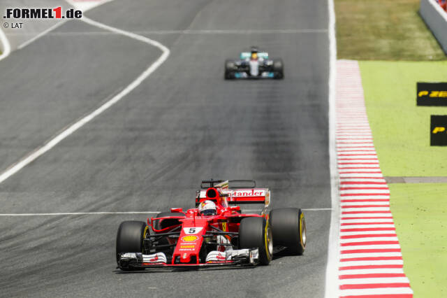 Foto zur News: Für Vettel läuft es wie am Schnürchen: 2,2 Sekunden Vorsprung nach der ersten Runde, 2,7 nach drei. Erst in Runde 13 kommt Hamilton wieder bis auf 2,1 Sekunden heran. "Mach so weiter, Lewis!" Und als Vettel in Runde 14 an die Box kommt, gibt's eine Mercedes-Doppelführung: Hamilton 9,5 Sekunden vor Bottas.