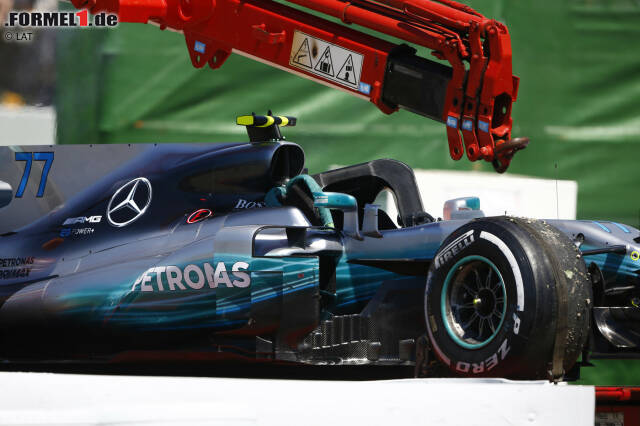 Foto zur News: Inzwischen verraucht der Mercedes-Motor bei Sotschi-Sieger Bottas an dritter Stelle liegend. Bitter: Eigentlich hätte er in Barcelona mit dem neuen P2-Motor fahren sollen, an dem wurde aber am Freitag erst ein Elektrikdefekt, dann ein Wasserleck festgestellt. Also kam wieder der P1-Motor rein, der schon vier Rennen auf dem Buckel hatte.