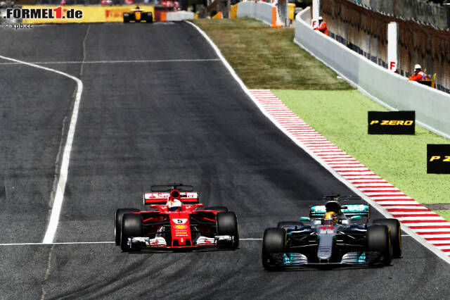 Foto zur News: "Vettel hat sich gewehrt, aber nicht unfair", sagt Experte Marc Surer über das Duell in Runde 38. In Runde 44 nutzt Hamilton den Vorteil von DRS und weicheren Reifen und zieht locker am Ferrari vorbei: "Ich hatte keine Chance, keine Chance", funkt Vettel. Aber noch ist nichts entschieden, denn Hamilton meldet überhitzende Hinterreifen.