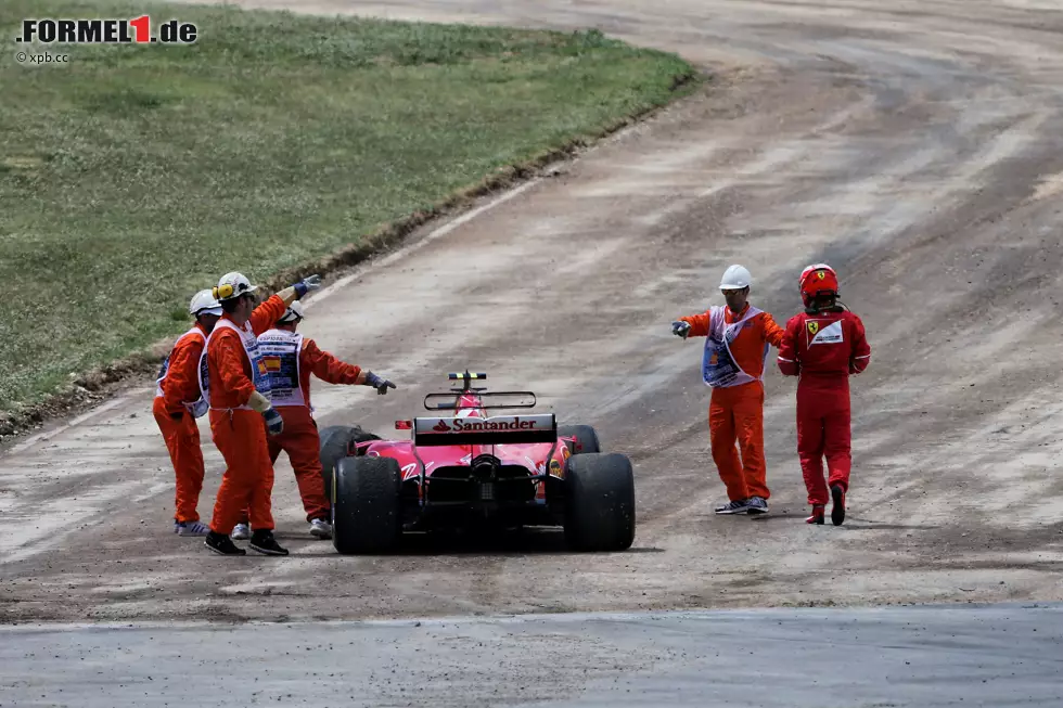 Foto zur News: Während Verstappen immerhin noch an die Box fahren kann und erst dort aufgibt, stellt Räikkönen noch auf der Strecke ab. 55 Punkte Rückstand nach fünf von 20 Rennen: Unter normalen Umständen ist das WM-Rennen für den &quot;Iceman&quot; gelaufen.