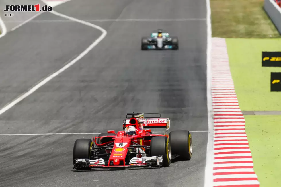 Foto zur News: Für Vettel läuft es wie am Schnürchen: 2,2 Sekunden Vorsprung nach der ersten Runde, 2,7 nach drei. Erst in Runde 13 kommt Hamilton wieder bis auf 2,1 Sekunden heran. &quot;Mach so weiter, Lewis!&quot; Und als Vettel in Runde 14 an die Box kommt, gibt&#039;s eine Mercedes-Doppelführung: Hamilton 9,5 Sekunden vor Bottas.