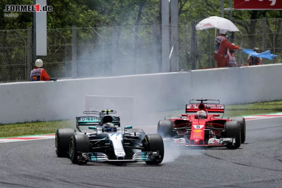 Foto zur News: Vettel kommt im Verkehr wieder auf die Strecke zurück, läuft zuerst auf Daniel Ricciardo auf (der am Ende Dritter werden sollte), mit dem er keine Probleme hat, und dann auf Bottas, dessen erster Stint von Mercedes verlängert wird, um Vettel aufzuhalten. Als sich Bottas in der 24. Runde verbremst, droht Vettel der Kragen zu platzen, ...