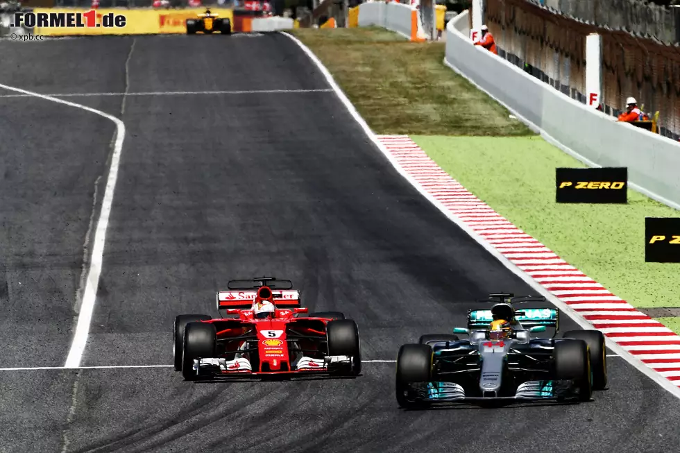 Foto zur News: &quot;Vettel hat sich gewehrt, aber nicht unfair&quot;, sagt Experte Marc Surer über das Duell in Runde 38. In Runde 44 nutzt Hamilton den Vorteil von DRS und weicheren Reifen und zieht locker am Ferrari vorbei: &quot;Ich hatte keine Chance, keine Chance&quot;, funkt Vettel. Aber noch ist nichts entschieden, denn Hamilton meldet überhitzende Hinterreifen.