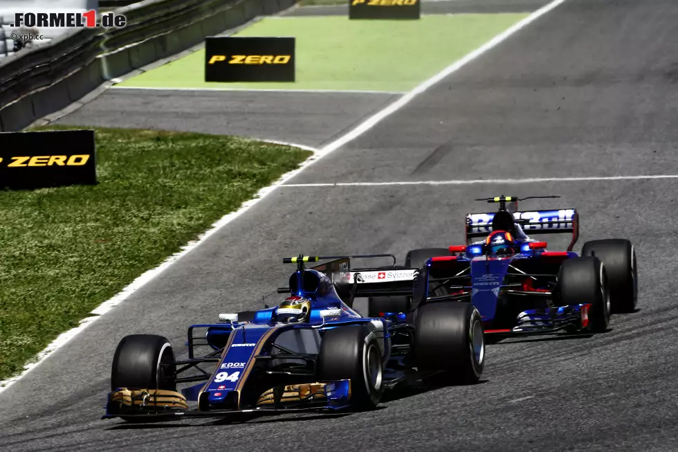 Foto zur News: Weil er beim Boxenstopp spät reingerufen wird, überfährt Wehrlein eine Streckenmarkierung - und handelt sich dafür fünf Sekunden Zeitstrafe ein. Auf der Strecke kann er Carlos Sainz zwar tapfer hinter sich halten, am grünen Tisch fällt er aber hinter den Spanier auf P8 zurück. Für Sauber trotzdem die ersten Punkte der Saison.