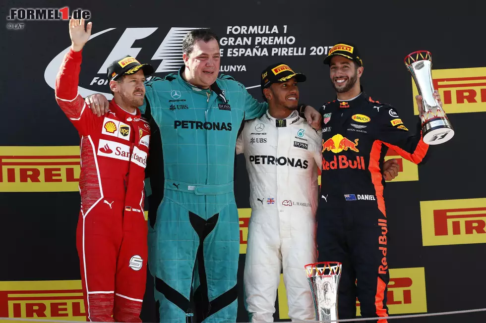 Foto zur News: Hamilton bekommt seine Reifen im Finish in den Griff, Vettel ist nicht schnell genug - und Ferrari schenkt sich auch die Idee, noch einmal Reifen zu wechseln, falls das Safety-Car kommen sollte (was nicht der Fall ist). Letztendlich gewinnt Hamilton 3,5 Sekunden vor Vettel - und 1:12.6 Minuten vor dem drittplatzierten Ricciardo.