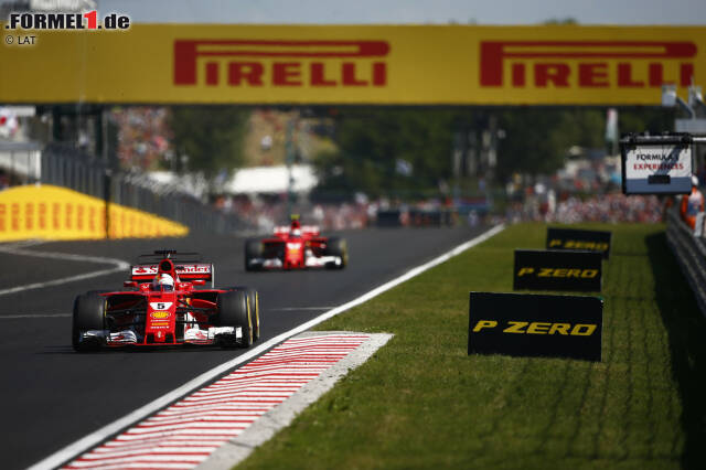 Foto zur News: Vettel bestätigt indes Wolffs Befürchtung, dass Ferrari nicht zu schlagen sein wird: 4,3 Sekunden Vorsprung auf den drittplatzierten Valtteri Bottas nach der ersten Runde. Der Vorsprung wächst auf über neun Sekunden an, ehe er wieder kleiner wird. Weil Vettels Lenkrad immer schlimmer nach links zieht.