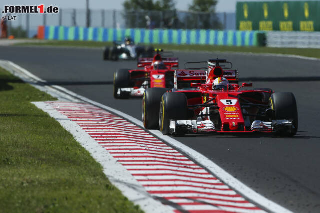 Foto zur News: Vettel weiß etwa zehn Runden vor Schluss, dass er den Sieg in der Tasche hat. Ans Lenkproblem gewöhnt er sich, und das "Überholverbot" auf dem Hungaroring kommt ihm entgegen. Er weiß: "Kimi war heute schneller als ich." Hamilton kann schneller, kommt aber nicht vorbei.