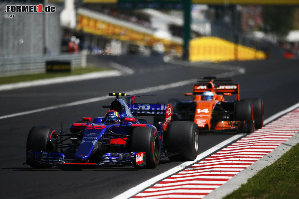 Foto zur News: Beim Safety-Car-Restart lässt sich Carlos Sainz nach außen tragen, um Fernando Alonso abzudrängen. Beim Boxenstopp fahren die beiden Rad an Rad an den Crews vorbei. Aber in Runde 37 überholt Alonso nach hartem Kampf endlich seinen Landsmann. Schlussendlich werden die Spanier Sechster und Siebter.