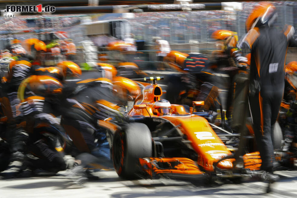 Foto zur News: Schrecksekunde beim Boxenstopp: McLaren-Rookie Stoffel Vandoorne fährt beinahe seinen Lollipop-Mann über den Haufen, holt aber trotzdem seinen ersten WM-Punkt der Saison.