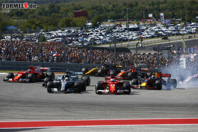 Foto zur News: ... und den Hügel rauf zur ersten Kurve in Führung geht. Dahinter kann Valtteri Bottas Platz drei nur mit Mühe gegen den ambitioniert gestarteten Daniel Ricciardo verteidigen, ...