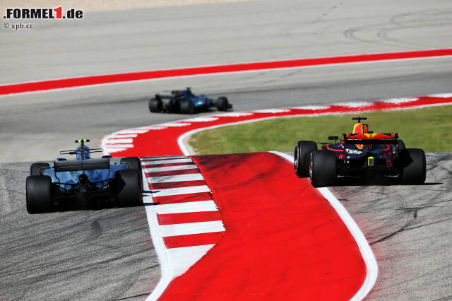 Foto zur News: ... zwei Runden später scheitert er außen knapp. Racing vom Allerfeinsten auf dem Circuit of The Americas! Aber: In der "dirty Air" hinter dem Silberpfeil bauen Ricciardos Reifen rasch ab.