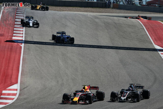 Foto zur News: Teamkollege Max Verstappen, nach Motorwechsel von P16 gestartet, pflügt indes mühelos durch das Feld. In Runde zwei hat er die ersten fünf Gegner überholt, in Runde sieben ist er schon Siebter. Rückstand auf die Spitze: 16,4 Sekunden.