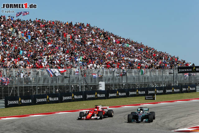 Foto zur News: Währenddessen legt Hamilton allmählich an Tempo zu. In Runde sechs schnappt er sich Vettel, geht in Führung und schüttelt ihn sofort aus dem DRS-Fenster ab. "Genau wie 2012", erinnert er sich später - und wundert sich: "Sebastian hat sich nicht sonderlich gewehrt."