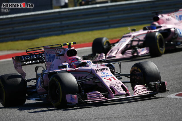 Foto zur News: Im Mittelfeld entwickelt sich ein Zweikampf zwischen den "Indern" Ocon und Sergio Perez. Perez möchte vorbeigelassen werden, aber das Team legt Veto ein: Esteban schon bereits die Reifen, du solltest das auch tun! Es geht um Platz sechs.