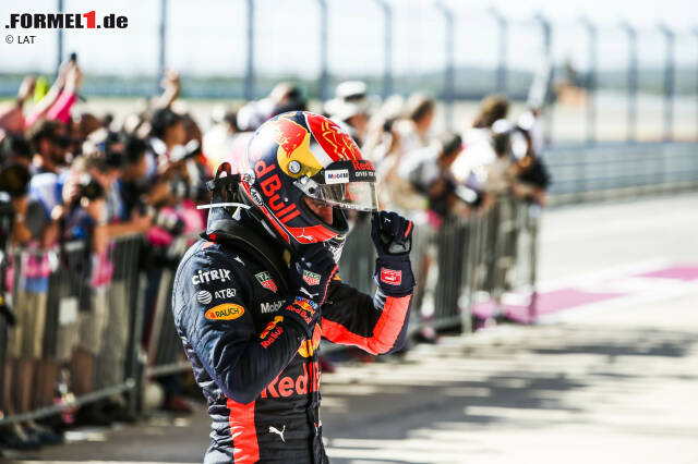 Foto zur News: ... denn Verstappen kommt bei seinem atemberaubenden Manöver in der allerletzten Runde mit allen vier Reifen von der Strecke ab. Das bedeutet fünf Sekunden Strafe und den Rückfall auf P4. "Ein Witz", tobt Helmut Marko. Und Verstappens Vater Jos tweetet: Das F in FIA stehe für Ferrari. Na bumm.