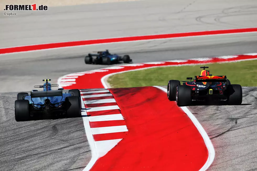 Foto zur News: ... zwei Runden später scheitert er außen knapp. Racing vom Allerfeinsten auf dem Circuit of The Americas! Aber: In der &quot;dirty Air&quot; hinter dem Silberpfeil bauen Ricciardos Reifen rasch ab.