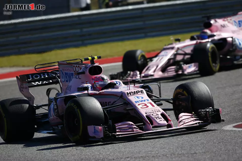 Foto zur News: Im Mittelfeld entwickelt sich ein Zweikampf zwischen den &quot;Indern&quot; Ocon und Sergio Perez. Perez möchte vorbeigelassen werden, aber das Team legt Veto ein: Esteban schon bereits die Reifen, du solltest das auch tun! Es geht um Platz sechs.