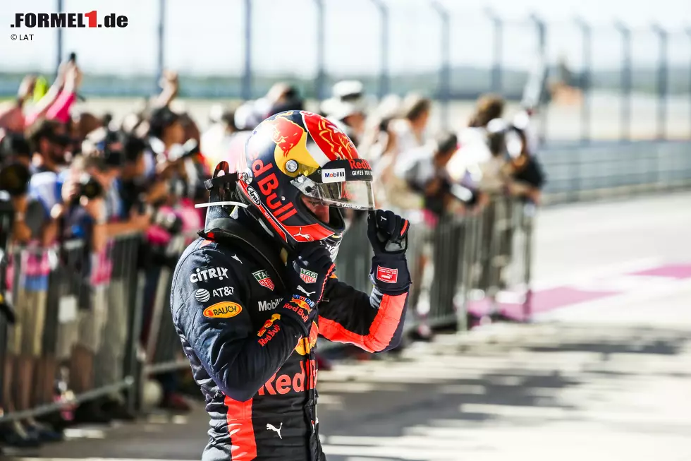 Foto zur News: ... denn Verstappen kommt bei seinem atemberaubenden Manöver in der allerletzten Runde mit allen vier Reifen von der Strecke ab. Das bedeutet fünf Sekunden Strafe und den Rückfall auf P4. &quot;Ein Witz&quot;, tobt Helmut Marko. Und Verstappens Vater Jos tweetet: Das F in FIA stehe für Ferrari. Na bumm.