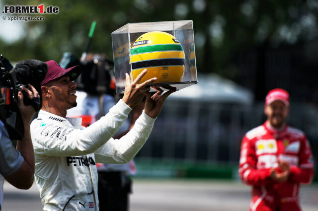 Foto zur News: Emotional wird es für den Briten bereits einen Tag zuvor. Beim Qualifying sichert er sich seine 65. Pole und zieht mit Ayrton Senna gleich. Als er daraufhin einen Helm seines Idols geschenkt bekommt, ist er sprachlos und den Tränen nah. Auch Michael Schumachers Rekordmarke von 68 Poles wird Hamilton in diesem Jahr noch knacken.