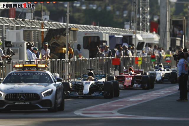 Foto zur News: Beim folgenden Rennen in Baku bröckelt das bis dahin respektvolle Verhältnisse zwischen Hamilton und Vettel. Während einer Safety-Car-Phase hat der Deutsche das Gefühl, dass Hamilton einen "Bremstest" macht. Er zieht neben den Silberpfeil und rammt ihn - Hamilton und die Zuschauer sind fassungslos.