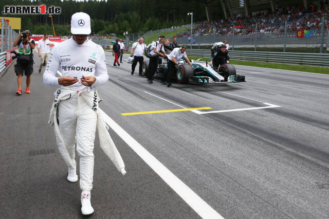 Foto zur News: Nächster Rückschlag in Österreich: Ein Getriebewechsel ruiniert das Rennen von Hamilton bereits, bevor es überhaupt angefangen hat. Von Startplatz acht kommt er am Ende nicht über Rang vier hinaus. Vettel wird Zweiter hinter Bottas und baut den Vorsprung wieder auf 20 Zähler aus.