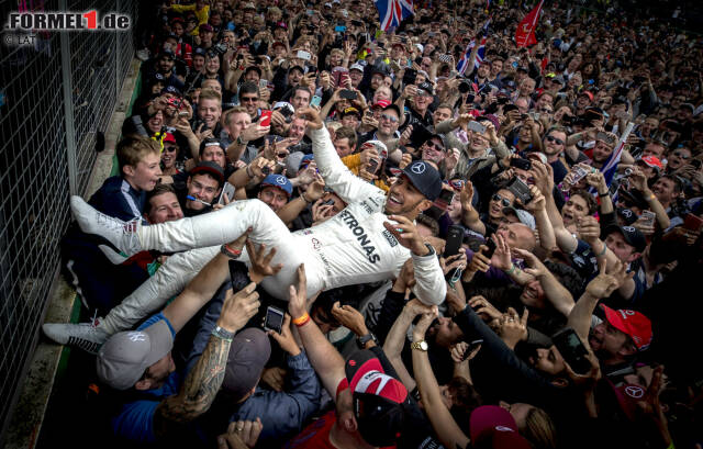 Foto zur News: Crowdsurfing beim Heimspiel in Silverstone eine Woche später: Ein Reifenschaden sorgt dafür, dass Vettel nur Siebter wird, während Hamilton unangefochten gewinnt. Der Brite kommt bis auf einen Punkt heran, doch weil Vettel anschließend in Ungarn gewinnt, geht der Deutsche mit einem Vorsprung von 14 Zählern in die Sommerpause.