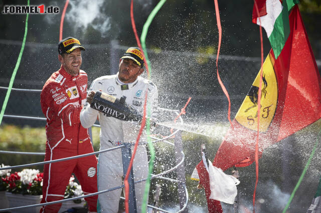 Foto zur News: Nach der Sommerpause wendet sich das Blatt: Hamilton gewinnt in Spa und Monza und zieht ausgerechnet beim Ferrari-Heimspiel erstmals in dieser Saison in der WM an Vettel vorbei. Der Brite gewinnt als erster Fahrer 2017 zwei Rennen in Folge und reist mit einem Vorsprung von drei Zählern nach Singapur.