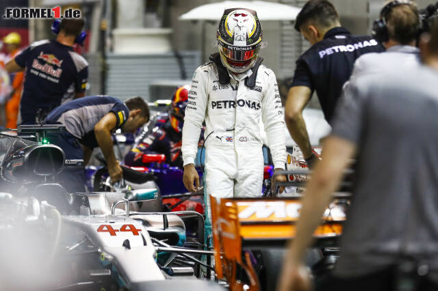 Foto zur News: Der Stadtkurs in Singapur gilt als Mercedes-Angestrecke, was sich im Qualifying auch bestätigt. Vettel fährt auf Pole, Hamilton kommt nicht über Platz fünf hinaus. Zu diesem Zeitpunkt ahnt noch niemand, dass sich diese Weltmeisterschaft in den drei Rennen in Asien zugunsten des Briten entscheiden soll ...