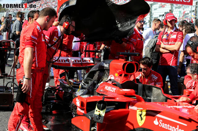 Foto zur News: Vor Suzuka hat der Mercedes-Pilot 34 Punkte Vorsprung auf Vettel. Am Sonntag starten die beiden von den Plätzen eins und zwei ins Rennen. Es scheint alles angerichtet zu sein für einen heißen Tanz in Japan. Doch erneut macht Vettels Motor schlapp - dieses Mal in der Anfangsphase des Rennens. Schuld ist eine defekte Zündkerze.