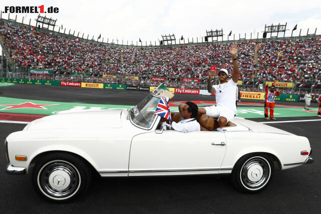 Foto zur News: Feiern darf er aber trotzdem! Durch seinen vierten WM-Titel steht Hamilton jetzt auf einer Stufe mit Vettel und Alain Prost. Mehr Titel haben nur Juan Manuel Fangio (5) und natürlich Michael Schumacher (7) auf dem Konto. Den Argentinier könnte Hamilton aber bereits 2018 einholen ...