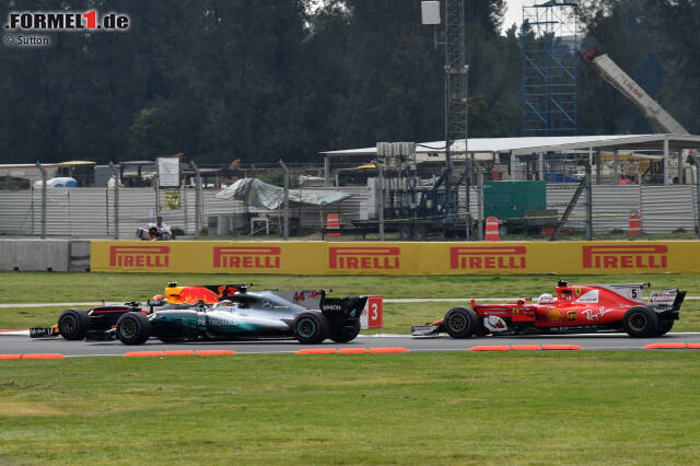 Foto zur News: Beim drittletzten Saisonrennen in Mexiko macht Hamilton seinen vierten Triumph perfekt. Die Art und Weise des Titelgewinns ist aber kurios: Beim Start kommt es zur Berührung mit Vettel, die beiden müssen einen frühen Stopp einlegen und fallen ans Ende des Feldes zurück. Hamilton wird am Ende Weltmeister, obwohl er überrundet wird ...