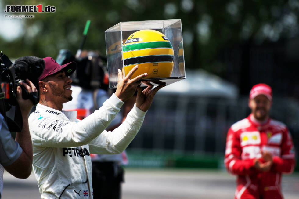 Foto zur News: Bei Mercedes schrillen währenddessen die Alarmglocken: Ein Krisenstab tüftelt in Brackley rund um die Uhr an der Lösung des Set-up-Rätsels. In Montreal scheint das Problem gelöst: Mit seiner 65. Pole zieht Hamilton mit Ayrton Senna gleich. Als er den Helm des Idols geschenkt bekommt, ist er den Tränen nah - und siegt im Rennen souverän.