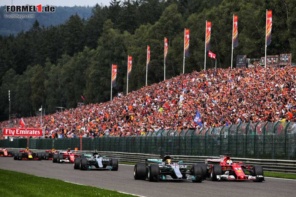 Foto zur News: Ferrari kommt bärenstark aus der Sommerpause zurück, doch Hamilton macht seine Ankündigung wahr und gewinnt auf den Mercedes-Strecken in Spa und Monza, wo die Scuderia sich beim Set-up verpokert. Ausgerechnet beim Ferrari-Heimspiel zieht Hamilton erstmals in dieser Saison in der WM an Vettel vorbei und gewinnt zwei Rennen in Folge.