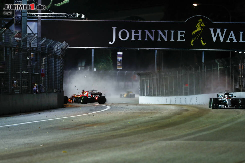 Foto zur News: Vettel rutscht auf den austretenden Flüssigkeiten seines beschädigten Ferrari aus und bleibt punktelos, Hamilton staubt den Sieg ab. Auch in Malaysia scheint der Ferrari das schnellere Auto zu sein, doch ein Motorschaden im Qualifying sorgt dafür, dass Hamilton seinen Vorsprung auch hier noch einmal ausbauen kann.