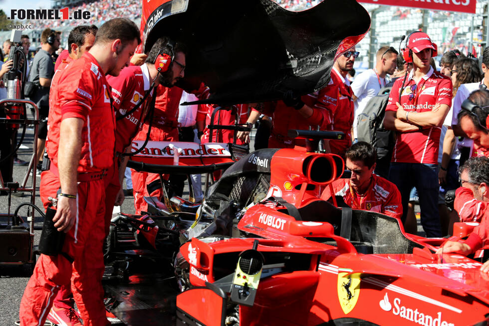 Foto zur News: Vor Suzuka hat der Mercedes-Pilot 34 Punkte Vorsprung auf Vettel. Am Sonntag starten die beiden von den Plätzen eins und zwei ins Rennen. Es scheint alles angerichtet zu sein für einen heißen Tanz in Japan. Doch erneut macht Vettels Motor schlapp - dieses Mal in der Anfangsphase des Rennens. Schuld ist eine defekte Zündkerze.