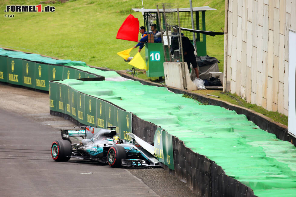 Foto zur News: Seine Ankündigung, auch nach dem Titel alles gewinnen zu wollen, geht allerdings nicht auf: Schon beim Interlagos-Qualifying wirft er seinen Silberpfeil in die Reifenstapel, während Vizweltmeister Vettel nach sieben Rennen Flaute endlich wieder siegt. 2018 erhält das Duell eine brisante Neuauflage: Wer holt als erster den fünften Titel?