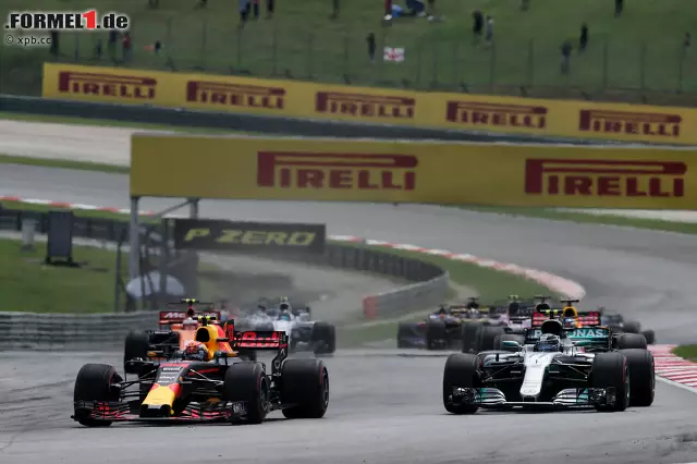 Foto zur News: ... aber Verstappen lässt gegen Valtteri Bottas über mehrere Kurven nicht locker und behält die Nase vorne. Eine vermutlich rennentscheidende Situation.