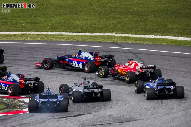 Foto zur News: Pechvogel Vettel (Galgenhumor: "Zumindest haben wir die meisten frischen Reifen") schiebt sich in der ersten Runde von ganz hinten auf P12. Wie vorhergesagt ist das hintere Mittelfeld für ihn nur Kanonenfutter. Glück hat er aber, als er sich an einem Toro Rosso beinahe den Frontflügel abrasiert.