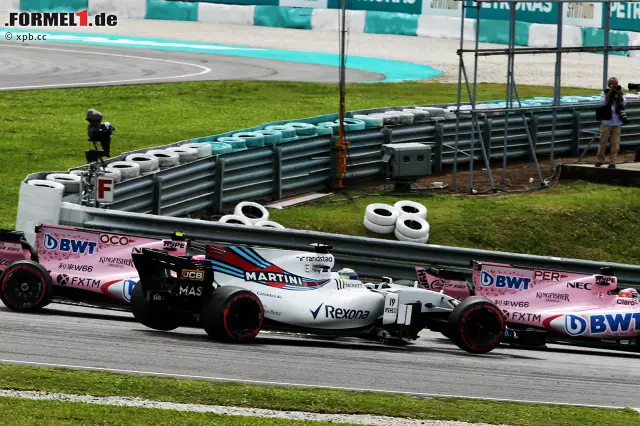 Foto zur News: Weniger Glück hat der sensationell auf P6 qualifizierte Esteban Ocon, als er ins Sandwich zwischen Felipe Massa und (ausgerechnet) Teamkollege Sergio Perez gerät. Schon wieder teaminterner Krach bei Force India! Auch wenn Ocon trotz seines frühen Reparaturstopps immerhin noch einen Punkt abstaubt.