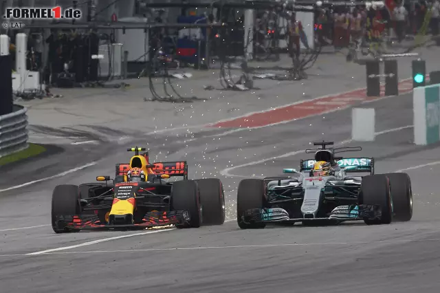 Foto zur News: Gleich in den ersten Rennen klagt Hamilton: "Lost the de-rate." Sprich: Probleme mit dem Hybridsystem. Verstappen geht in Runde 4 in Führung.