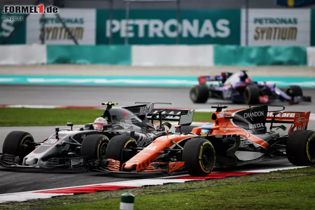 Foto zur News: Und Alonso funkt nach seiner knüppelharten Verteidigung gegen Kevin Magnussen: "Hülkenberg hat recht. Er ist wirklich ein Idiot!" Für den McLaren-Star gibt's diesmal keine Punkte. Für Haas auch nicht.