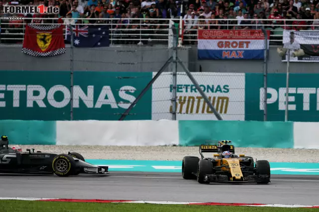 Foto zur News: Auch Palmer wird zum Magnussen-Opfer - und schafft es irgendwie, sich binnen weniger Augenblicke zweimal zu drehen. Der Wind soll daran schuld gewesen sein, rechtfertigt er sich nach dem Rennen. Bei Renault nimmt man es augenrollend zur Kenntnis. 2018 sitzt ohnehin Sainz im Palmer-Cockpit.