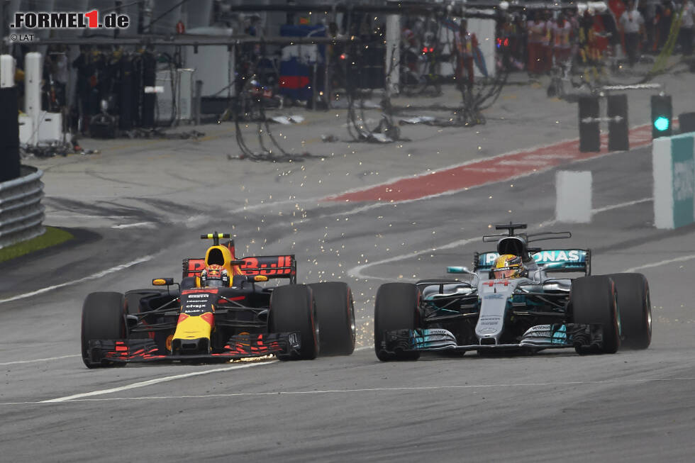 Foto zur News: Gleich in den ersten Rennen klagt Hamilton: &quot;Lost the de-rate.&quot; Sprich: Probleme mit dem Hybridsystem. Verstappen geht in Runde 4 in Führung.