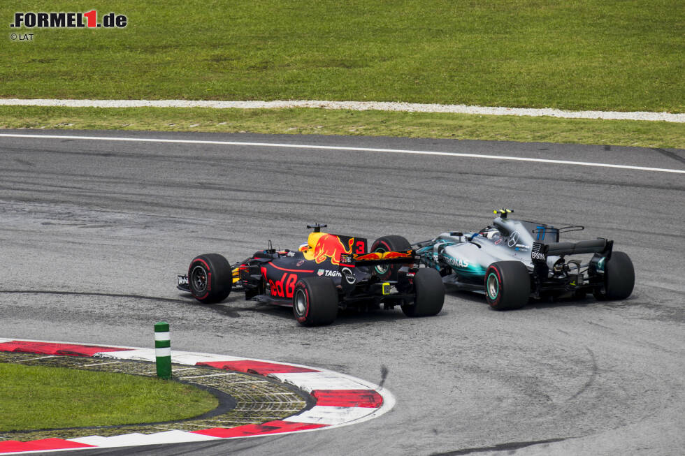 Foto zur News: Fünf Runden später legt sich - endlich - auch Daniel Ricciardo Bottas zurecht. Bis dahin sind Verstappen und Bottas schon enteilt. Nach dem Rennen sagt der Australier: Hätte er etwas anders machen können, dann wäre mehr Risiko in der ersten Runde gewesen. Dann hätte er hinter Bottas keine Zeit verloren.