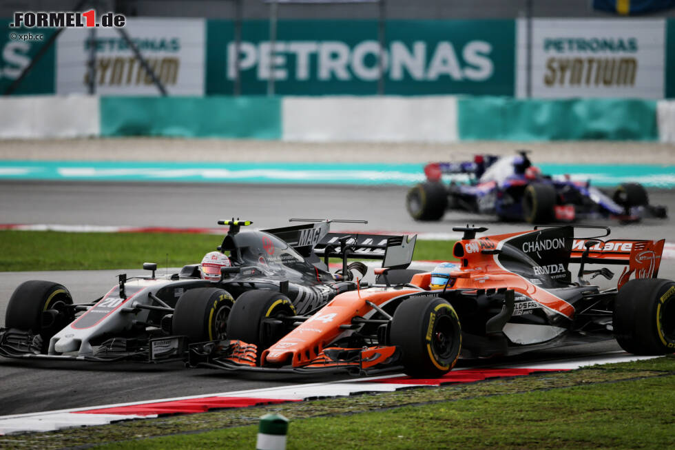 Foto zur News: Und Alonso funkt nach seiner knüppelharten Verteidigung gegen Kevin Magnussen: &quot;Hülkenberg hat recht. Er ist wirklich ein Idiot!&quot; Für den McLaren-Star gibt&#039;s diesmal keine Punkte. Für Haas auch nicht.